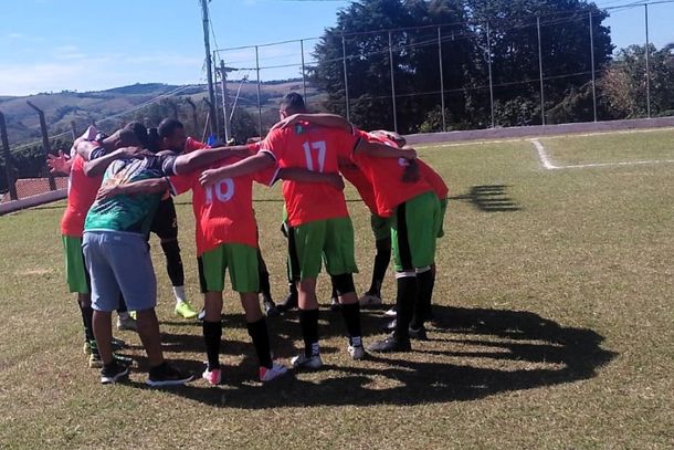 Jogadores do Palestra afinam t&aacute;ticas para o in&iacute;cio da partida