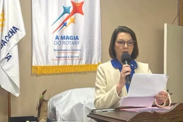 M&ocirc;nica discursa durante a posse