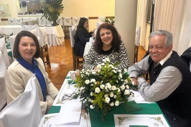 M&ocirc;nica ao lado da rotariana Andreia Rodrigues e do rotariano Geovane Magalh&atilde;es, ambos de Ibertioga
