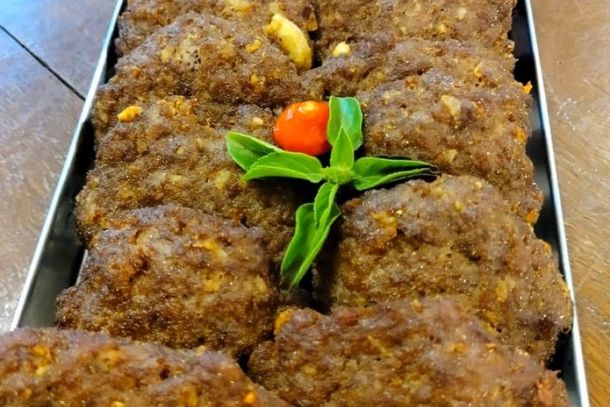 Os deliciosos bolinhos de carne, tamb&eacute;m destaque no card&aacute;pio