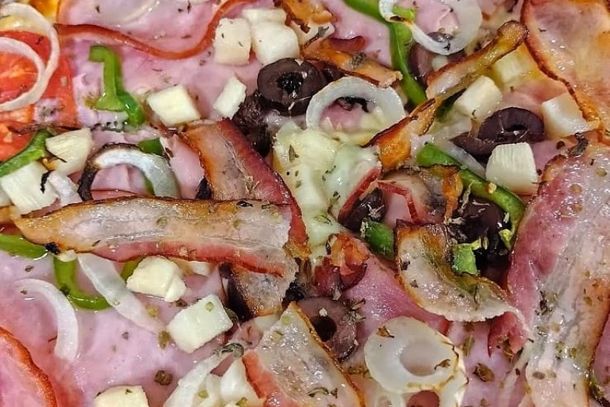 Detalhe da pizza Portugues, a mais pedida