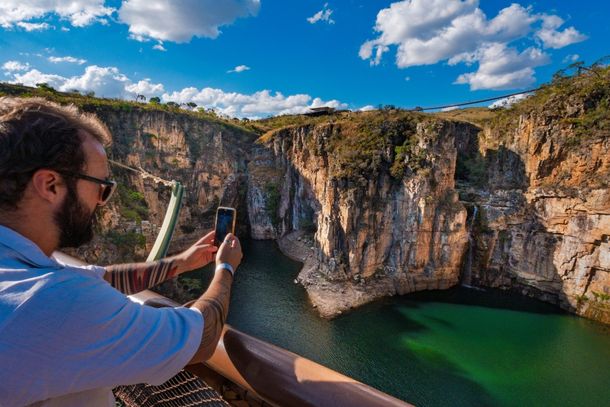 Turista fotografa o c&acirc;nion