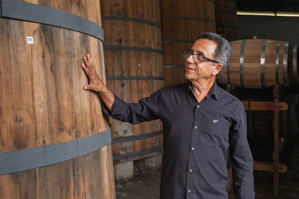 Jo&atilde;o Mendes mostra os barris de cacha&ccedil;a