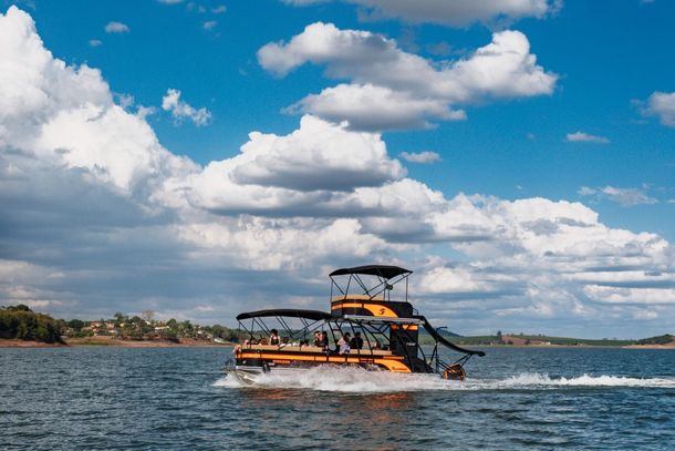 Barco navega pelo "Mar de Minas"