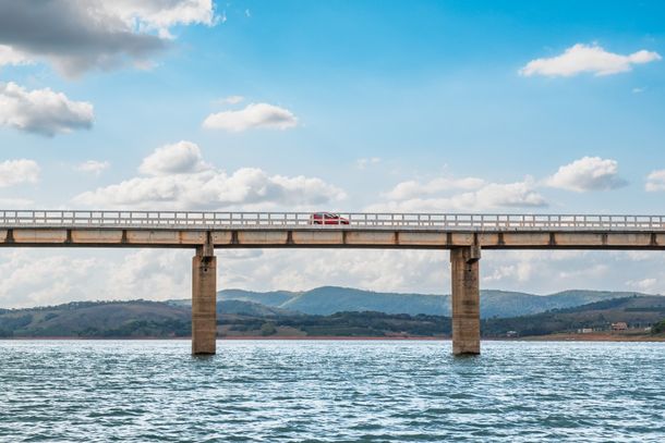 Uma das pontes que atravessam a represa