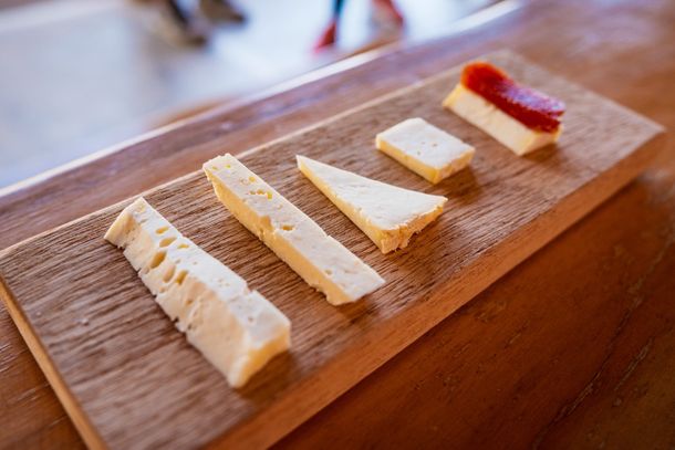 Queijo Canastra preparado para a degusta&ccedil;&atilde;o