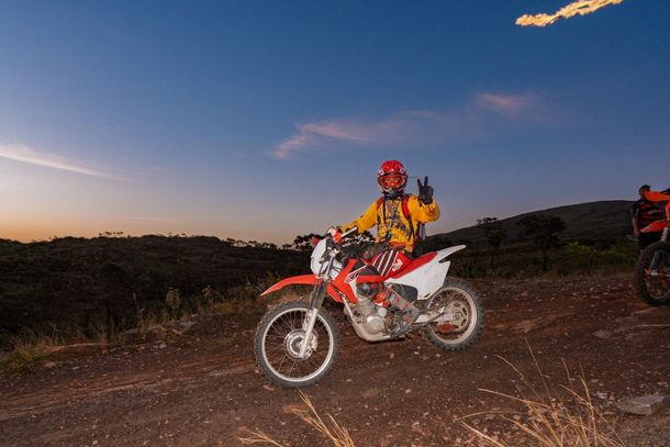 Motociclista nas montanhas