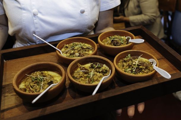 Ragu de frango caipira com polenta cremosa de milho verde e crispy de quiabo