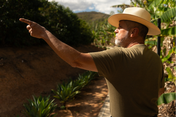 Dimas Borges mostra os p&eacute;s de caf&eacute; que planta na fazenda