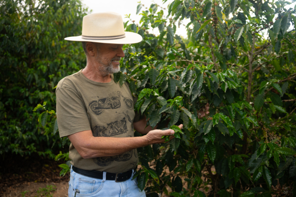 Dimas Borges e o p&eacute; de caf&eacute;