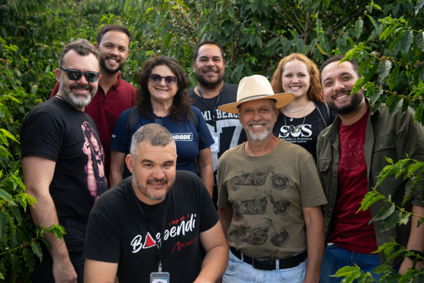 Jornalistas e equipe da Secretaria de Cultura e Turismo de Bapendi com Dimas Borges