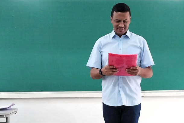 Professor Felipe Trindade em sala de aula