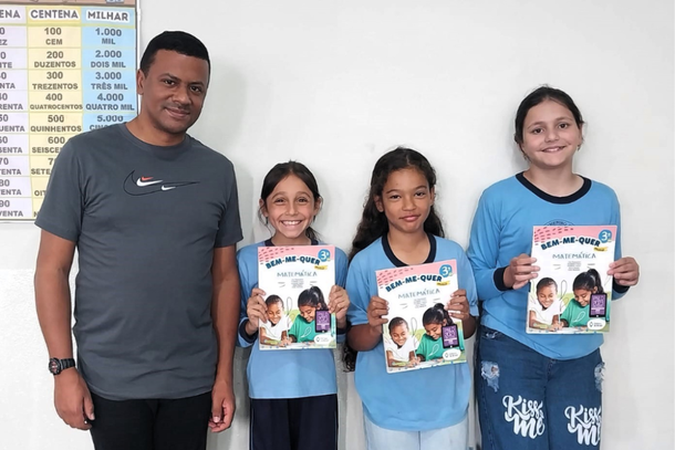 Professor Felipe com Ana J&uacute;lia, Lara e &Aacute;gatha