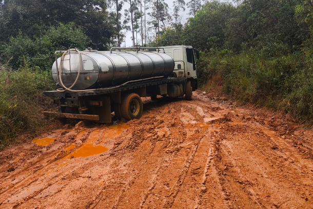 Caminh&atilde;o atolado na MG-338
