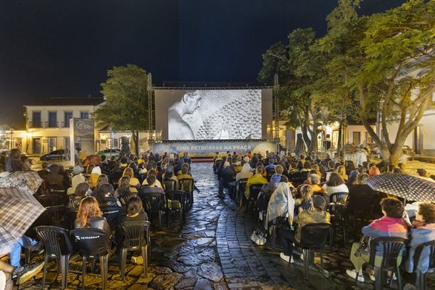 Exibi&ccedil;&atilde;o na pra&ccedil;a do filme 3 Ob&aacute;s de Xang&ocirc;
