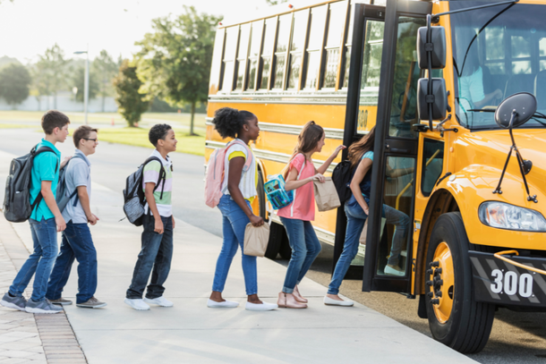 Estudantes entram em um &ocirc;nibus