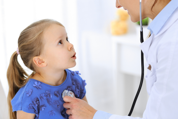 Crian&ccedil;a sendo examinada por uma m&eacute;dica