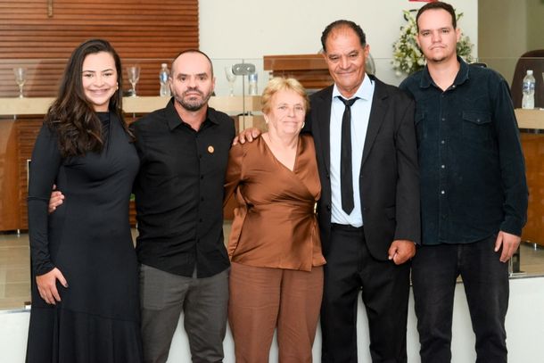 Armando Rodrigues posa ao lado da fam&iacute;lia em solenidade de posse como novo prefeito