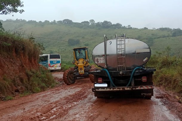 Ve&iacute;culos necessitam da ajuda de um trator para passar pela estrada