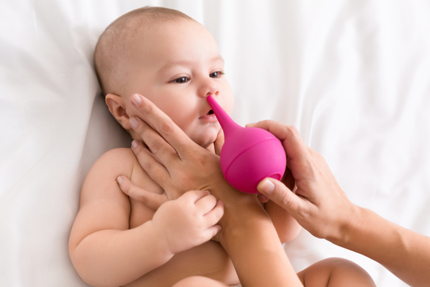 Beb&ecirc; com o nariz sendo lavado