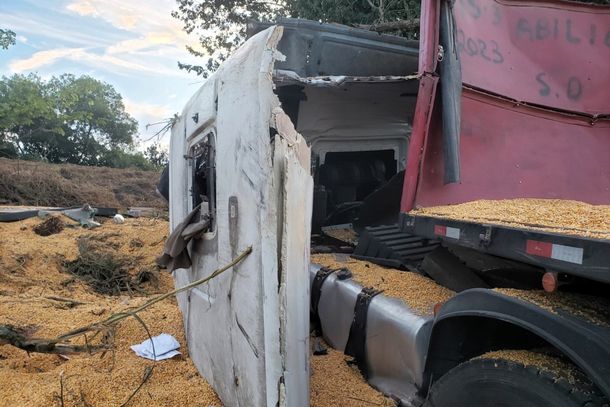 Carga de milho pelo solo