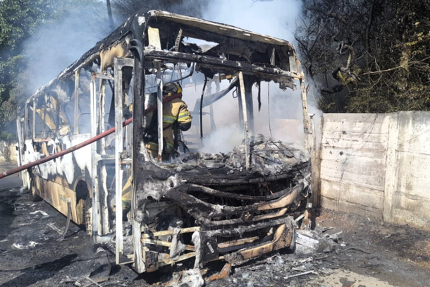 Bombeiros apagam inc&ecirc;ndio em &ocirc;nibus