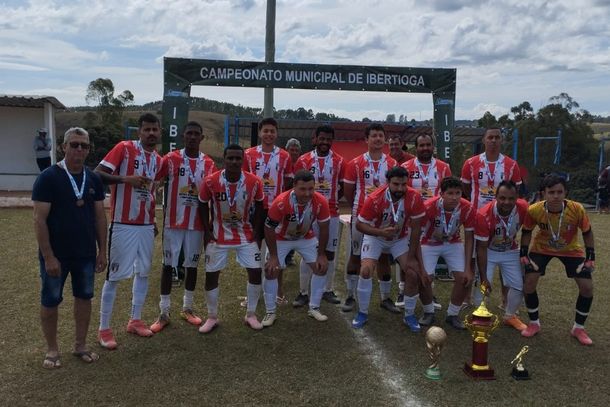 Santa Cruz com a ta&ccedil;a de terceiro lugar
