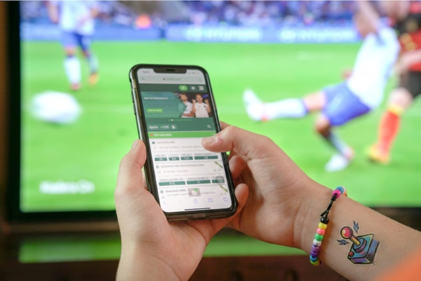 Adolescentes apostando em um jogo de futebol