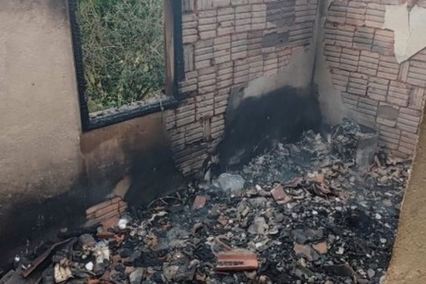 Casa destru&iacute;da por inc&ecirc;ndio