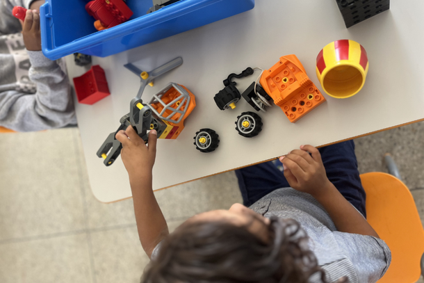 Crian&ccedil;a na aula de rob&oacute;tica, em Ibertioga