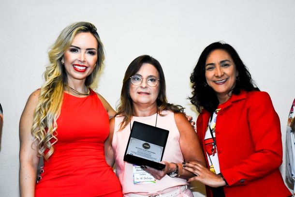 A secret&aacute;ria de Educa&ccedil;&atilde;o de Ibertioga, Darlene Rodrigues (ao centro), recebe o selo Educa&ccedil;&atilde;o Inovadora.