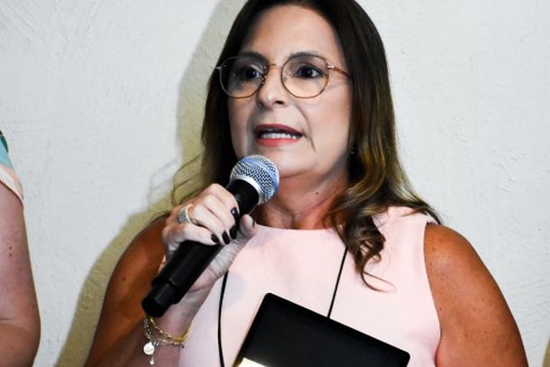 Darlene Rodrigues discursa durante evento de entrega do selo