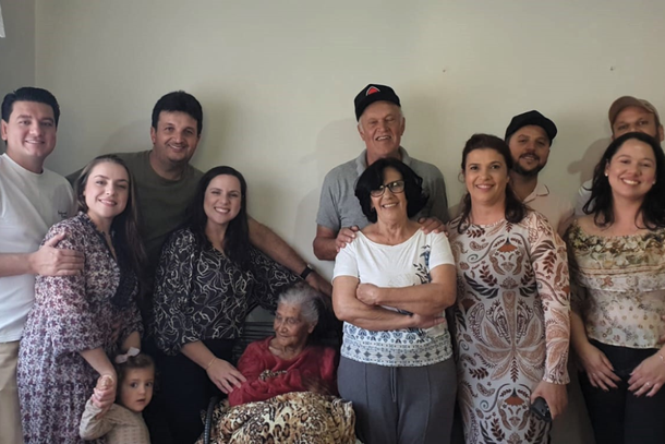 Dona Aparecida com a fam&iacute;lia