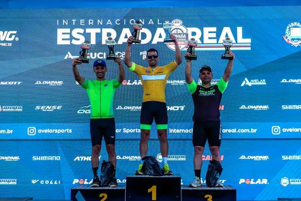 Thiago Sampaio no p&oacute;dio, ao lado de Cl&aacute;udio de Oliveira Paiva e Deivison Ferreira Tinoco