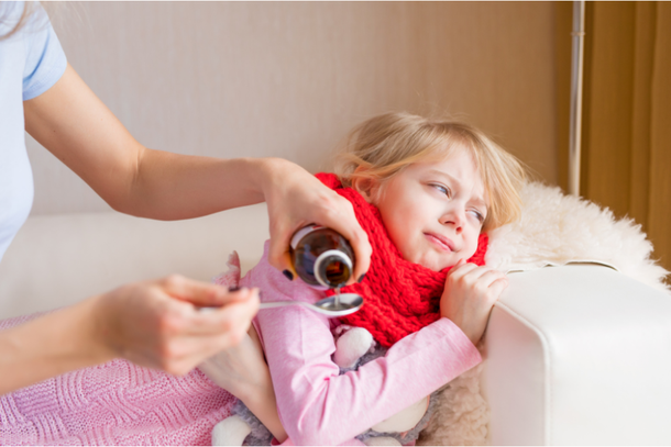 Menina doente tomando antibi&oacute;tico