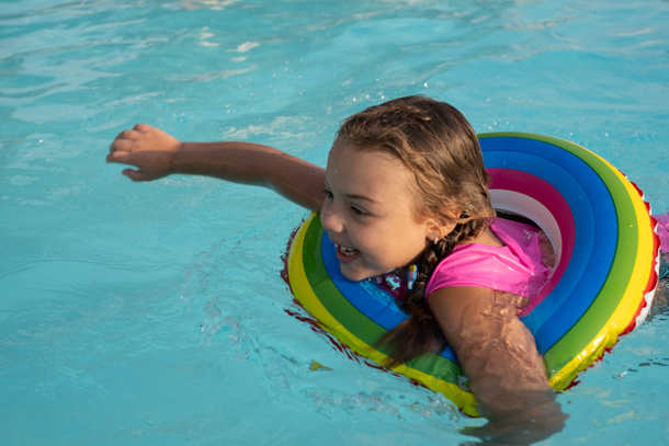 Menina nada na piscina