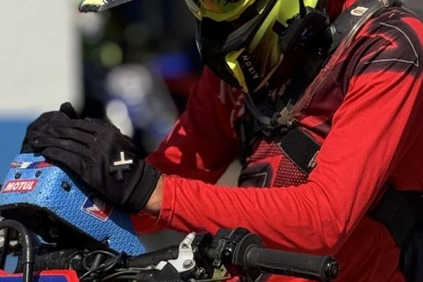 Competidor consulta do GPS antes da prova