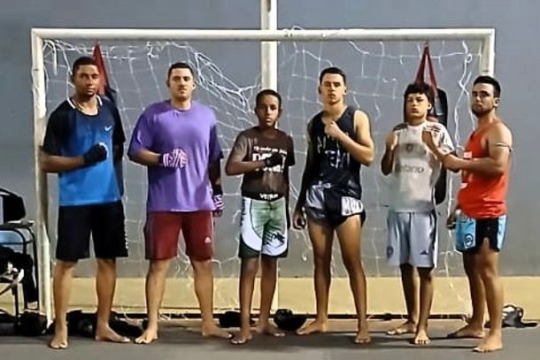&Aacute;drian Jos&eacute; (camisa roxa)