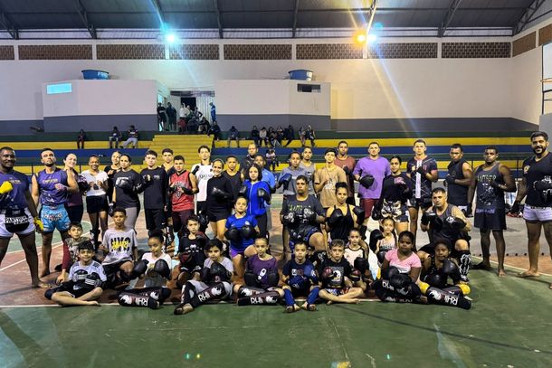 Muay Thai que transforma: projeto gratuito j&aacute; re&uacute;ne 180 pessoas na regi&atilde;o