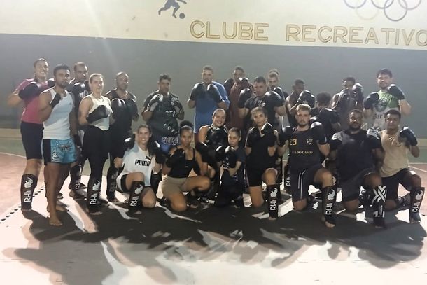 Muay Thai que transforma: projeto gratuito j&aacute; re&uacute;ne 180 pessoas na regi&atilde;o