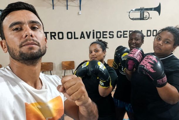 Victor Freitas com Adriely Helena e alunas do muay thai