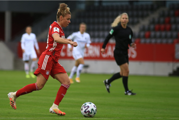 Jogo de futebol feminino