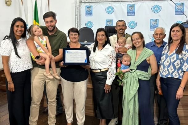 Dauric&eacute;ia Campos Andrade recebe o carinho da fam&iacute;lia