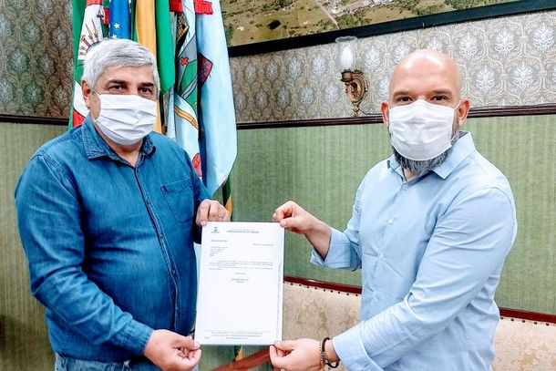 Presidente do Poder Legislativo Guido M&aacute;rio e o prefeito Tito Livio Jaeger Filho formalizam a devolu&ccedil;&atilde;o do recurso