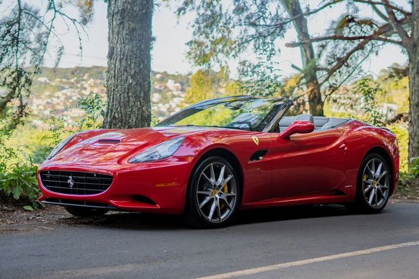 A sempre cobi&ccedil;ada Ferrari est&aacute; entre as m&aacute;quinas da U Drive