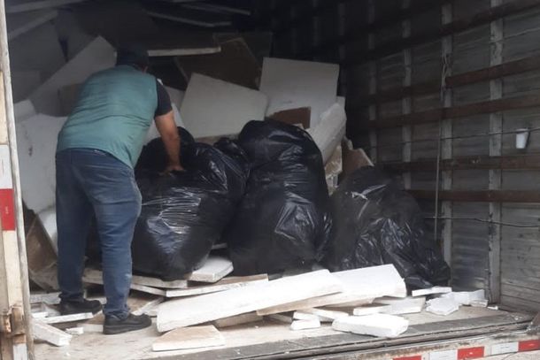 Caminh&otilde;es levam os isopores para a reciclagem.