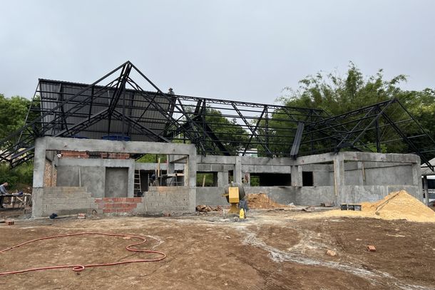 Telhado come&ccedil;a a ser instalado sobre a estrutura.
