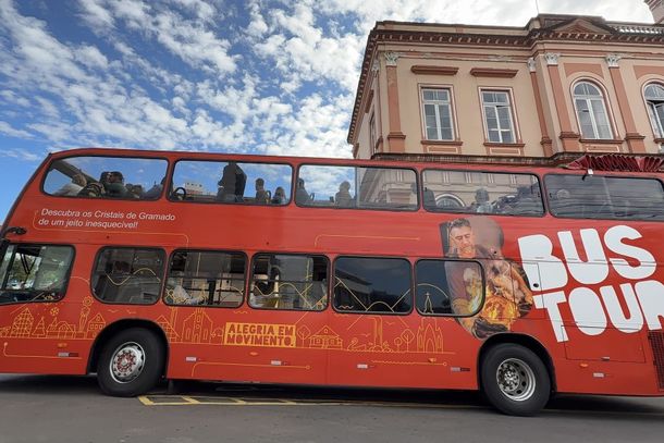 &Ocirc;nibus passou pelos principais pr&eacute;dios hist&oacute;ricos do munic&iacute;pio.
