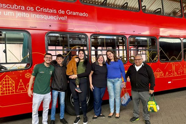 Secret&aacute;rio de Desenvolvimento Econ&ocirc;mico, Minera&ccedil;&atilde;o e Turismo, Pedro Almeida (esq), agradeceu a participa&ccedil;&atilde;o de M&aacute;rcia Mertins e sua fam&iacute;lia.