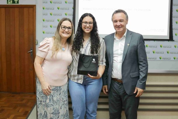 Egressa Maria Eduarda Ribeiro Oliveira recebendo a premia&ccedil;&atilde;o.